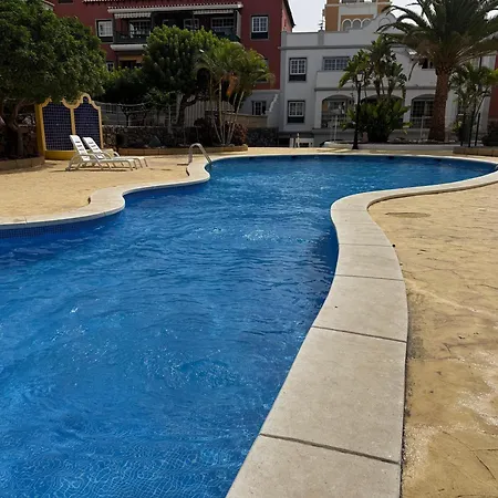 Appartamento Pambnb - Bright Family Flat With Pools & Large Outdoor Space *